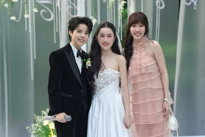 Diệu Nhi diện váy dáng suông dự đám cưới Vũ Cát Tường và Thu Trang. Ảnh: FB Diệu Nhi.