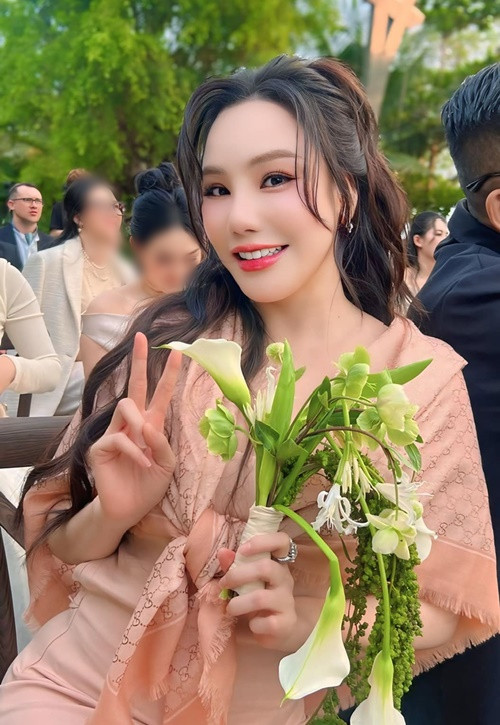 Hồ Quỳnh Hương "xin vía" đám cưới Vũ Cát Tường. Ảnh: FB Hồ Quỳnh Hương.