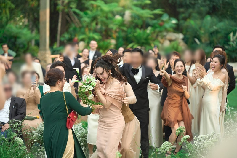 "Nếu đã là số vũ trụ gọi tên chị tôi cưới trước thì tôi lại tiếp tục đi ăn cưới, bói hoa tình duyên thôi chứ biết thế nào bây giờ. Hoa mà rơi trúng người như thế linh lắm, chắc showbiz lại chuẩn bị ăn cưới chị Hồ Quỳnh Hương thôi”, Lý Nhã Kỳ viết trên trang cá nhân. Ảnh: Tiền Phong.