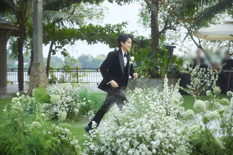 Lễ thành đôi của Vũ Cát Tường mang tông màu trắng xanh lá, có nhiều hoa. Ảnh: Vietnamnet.