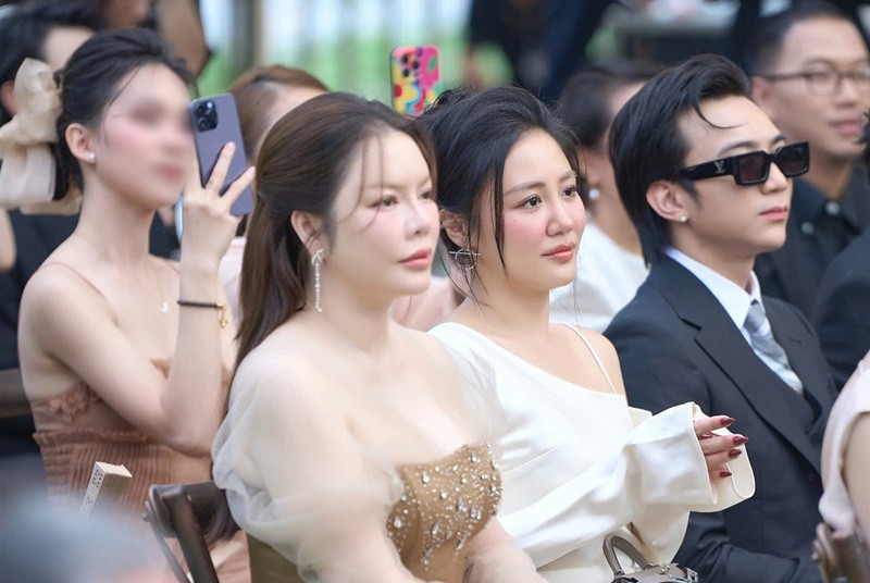 Lý Nhã Kỳ bắt hụt hoa cưới. Cô hài hước cho biết: "Tôi xin thông báo vũ trụ gửi thông điệp rằng tôi chưa có ai rước năm nay đâu vì hai chị em tôi đứng cùng 1 chỗ mà cuối cùng hoa lại rơi đúng vào chỗ chị Hồ Quỳnh Hương đấy...". Ảnh: Tiền Phong.