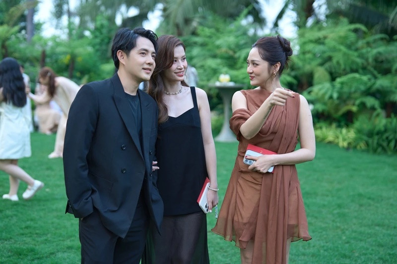 Đông Nhi - Ông Cao Thắng hội ngộ Bảo Anh khi dự đám cưới Vũ Cát Tường. Ảnh: Znews.