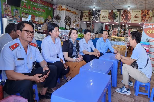 Nguyen nhan du khach roi xuong song o cho noi Cai Rang