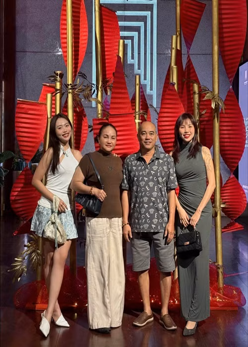 Trên trang cá nhân, Phương Mỹ Quyên từng chia sẻ, từ người bạn đồng hành “bất đắc dĩ”, cô bây giờ lại cảm thấy thật may mắn khi được là người cùng bước với em gái trên con đường này. Ảnh: FB Phương Mỹ Chi.