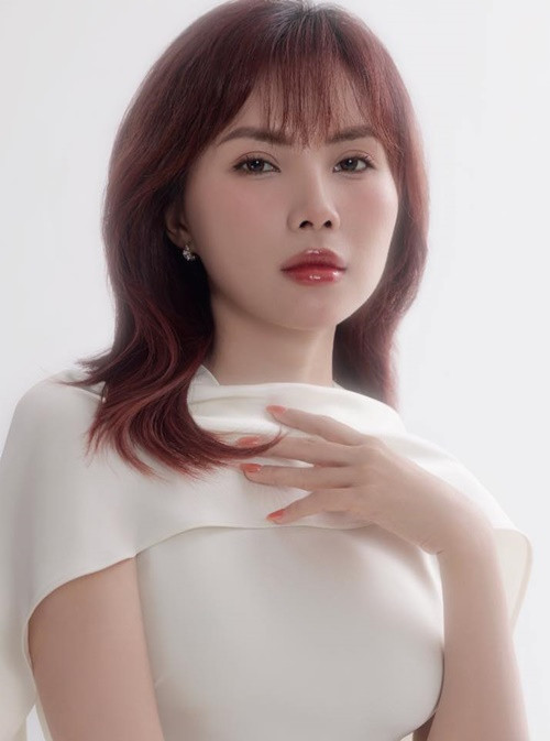 Phương Mỹ Quyên và em gái dọn ra ở riêng vào năm 2023. "Bố mẹ lo hai chị em ra ở riêng, gặp khó khăn, tốn tiền. Trong khi ở với gia đình, bố mẹ giặt đồ, chăm lo từng bữa ăn. Đó cũng là một phần của sự trải nghiệm nên Chi thấy khá thú vị dù có khó khăn. Ban đầu chị gái nấu ăn. Khi chị hai đi làm thì Chi phải tập nấu những món đơn giản, áp chảo, xào, luộc…", Phương Mỹ Chi tiết lộ trong cuộc phỏng vấn với Arttimes. Ảnh: FB Phương Mỹ Quyên.