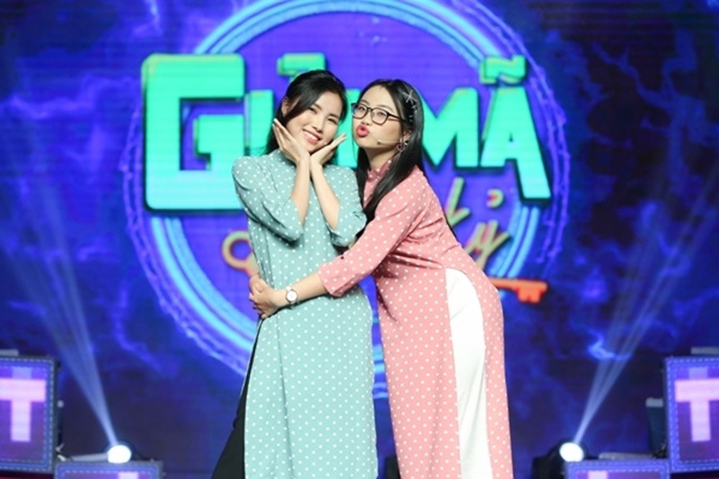 "Nhớ ngày nào còn gác tay lên trán để gỡ những rắc rối từ trên trời rơi xuống, loay hoay xem mình có thể làm được gì nữa để Chi được tỏa sáng như những gì mà bên trong Chi có. Bây giờ bằng sự mãnh liệt khao khát hướng tới những điều tốt đẹp chúng ta đã đang bắt đầu mở ra cánh cửa mới, nơi có những con người luôn tôn trọng yêu quý em, thấu hiểu em và cùng em chạm tay tới điều kỳ diệu", chị gái Phương Mỹ Chi tâm sự. Ảnh: Vietnamnet.