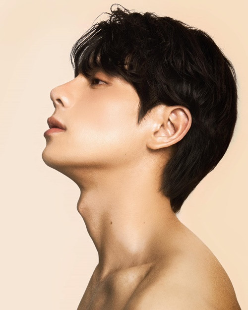 Trong cuộc phỏng vấn với Dân Việt, Thái Vũ cho biết, anh từng tự tin về ngoại hình của mình. "Hồi học cấp 2 cấp 3, tôi đen nhẻm, thân hình gầy gò, mảnh khảnh chắc chỉ được khoảng 49-50 kg. Phong cách đi học của tôi cũng buồn cười lắm! Nào là tóc vuốt, đeo chiếc kính to đùng. Hồi ấy, tôi gần như chỉ chuyên tâm chuyện học hành và gần như ít khi quan tâm đến ngoại hình", anh nói.