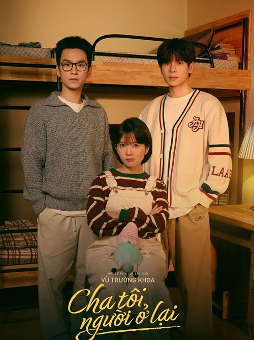 Việt sống cùng An, Nguyên và hai người cha nuôi - ông Bình và ông Chính.