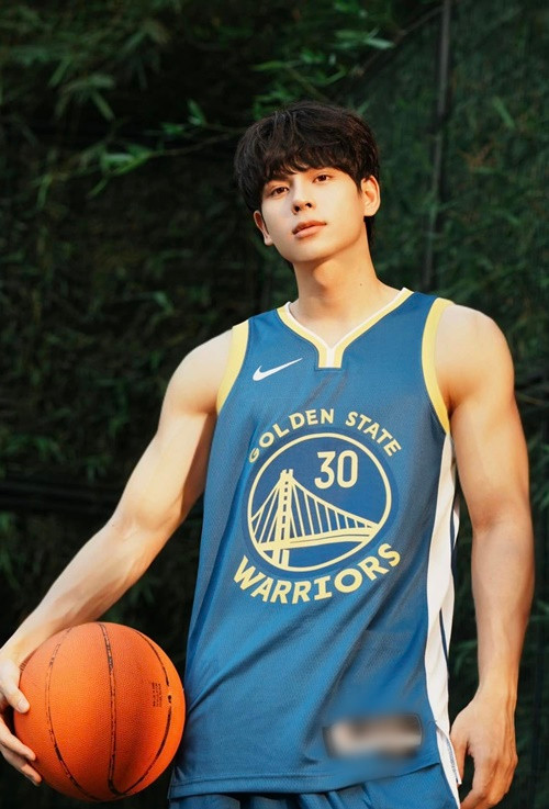 Thái Vũ sở hữu ngoại hình điển trai. Anh cao 1m80, có vóc dáng săn chắc, nụ cười tỏa nắng.