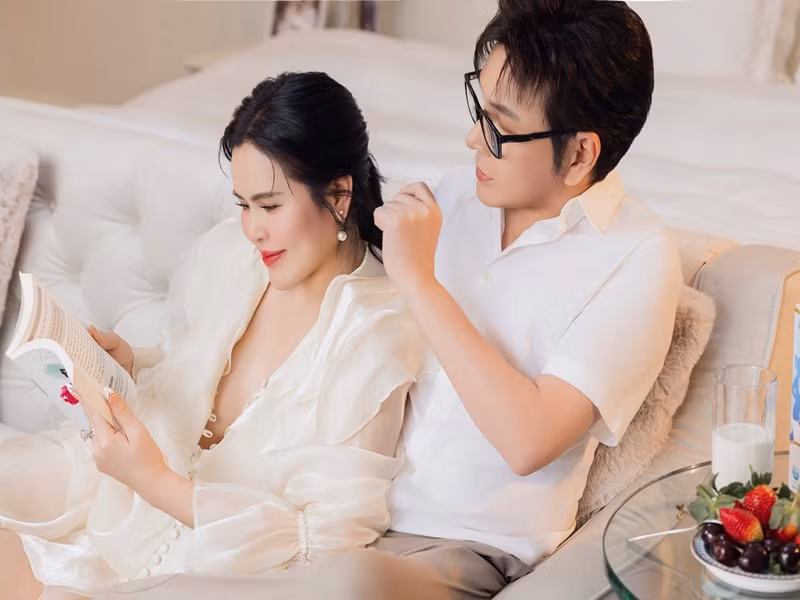 Vợ chồng Phương Lê đều có sở thích đọc sách. Ảnh: NVCC.