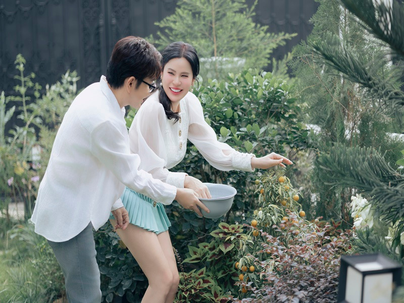 Phương Lê và Vũ Luân dính như sam khi về nhà. Ảnh: NVCC.