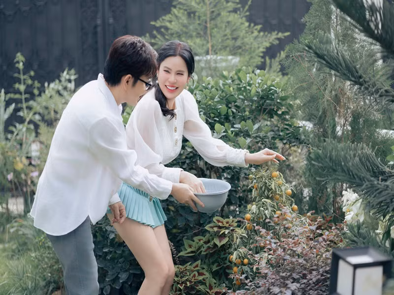 Phương Lê và Vũ Luân dính như sam khi về nhà. Ảnh: NVCC.