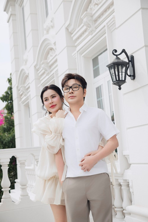 Biệt thự của Phương Lê - Vũ Luân mang tông màu trắng, tọa lạc tại một vị trí đắc địa với diện tích lên đến 600 m2. Ngôi nhà 5 tầng này đầy đủ tiện nghi cao cấp. Dàn siêu xe của vợ chồng Phương Lê được trưng bày ngay trong gara nhà. Ảnh: NVCC.