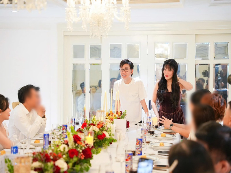 Phương Lê và Vũ Luân từng mở tiệc Giáng sinh hoành tráng năm 2024 tại biệt thự. Ảnh: FB Phương Lê.