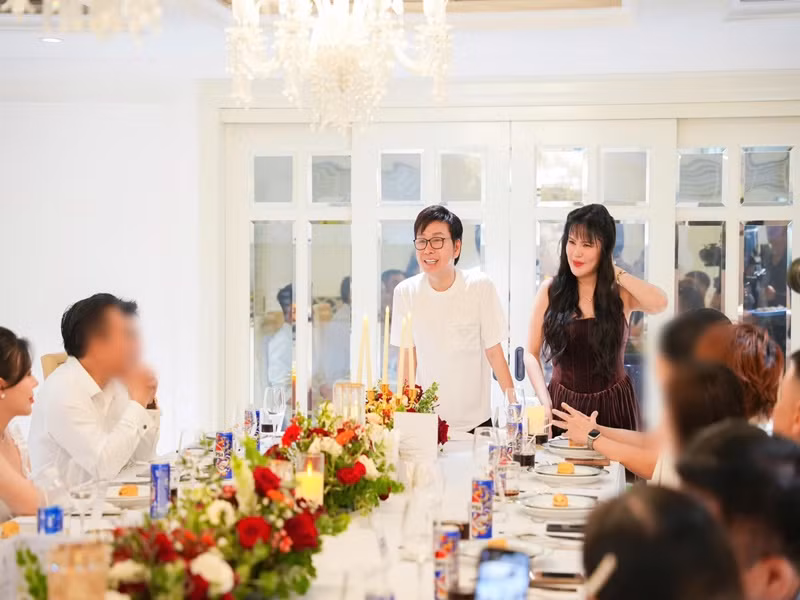 Phương Lê và Vũ Luân từng mở tiệc Giáng sinh hoành tráng năm 2024 tại biệt thự. Ảnh: FB Phương Lê.