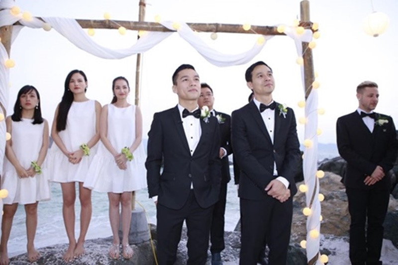 Tháng 1/2015, NTK Adrian Anh Tuấn và doanh nhân Sơn Đoàn tổ chức hôn lễ ở Nha Trang. Cặp đôi diện vest trong ngày trọng đại. Ảnh: Khám Phá.