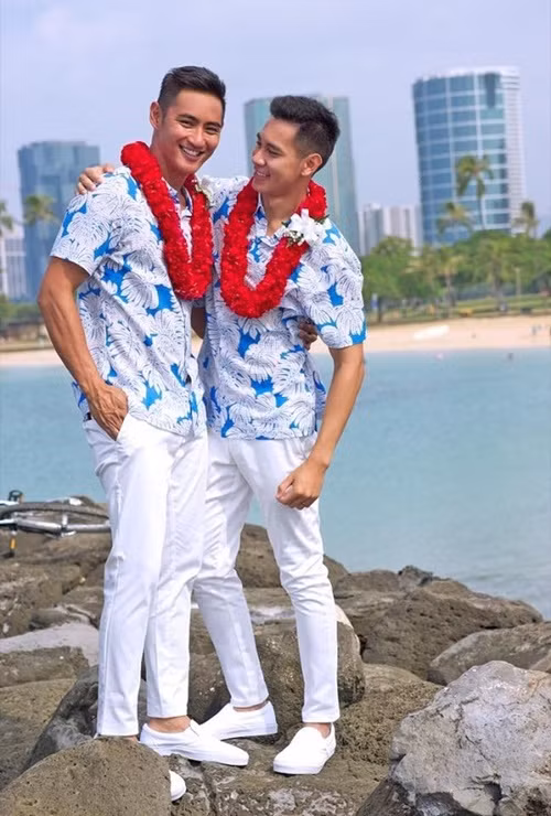 Nam người mẫu Hồ Vĩnh Khoa và siêu mẫu Rhonee Rojas tổ chức đám cưới vào tháng 10/2017 bên bờ biển. Cặp đôi diện đồ đôi. Ảnh: Vietnamnet.