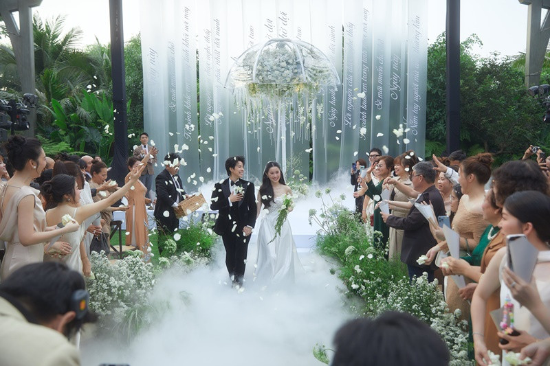 Đám cưới của Vũ Cát Tường diễn ra tại Bình Dương, mang tông màu trắng và xanh lá. Ảnh: Vietnamnet.