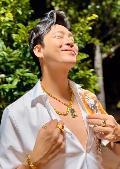 Chồng Kha Ly đeo đầy trang sức màu vàng trên người. Ảnh: FB Kha Ly.