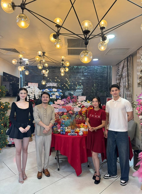 Vợ chồng đạo diễn Hoàng Nhật Nam - "bà trùm hoa hậu" Phạm Kim Dung cũng chuẩn bị mâm cúng ngày vía Thần Tài để cầu một năm may mắn, hạnh phúc. Ảnh: FB Phạm Kim Dung.