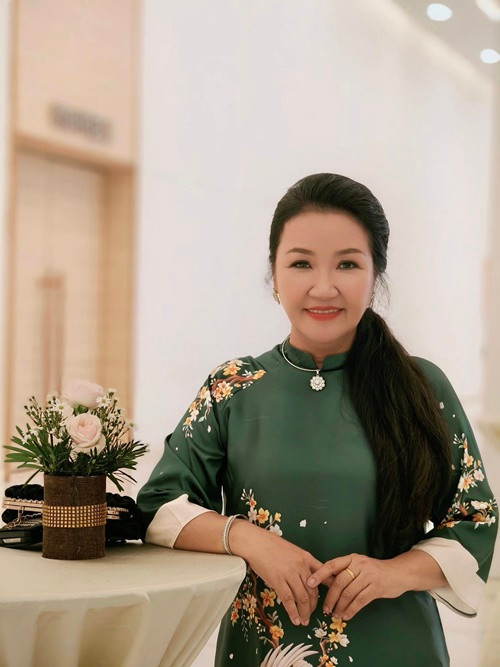 Nghệ sĩ Ngân Quỳnh chuẩn bị mâm cúng và xin Thần Tài phù hộ cho bản thân, gia đình và mọi nhà một năm phát lộc, phát tài, mọi việc hanh thông, ấm no, hạnh phúc, bình an. Ảnh: FB Ngân Quỳnh.