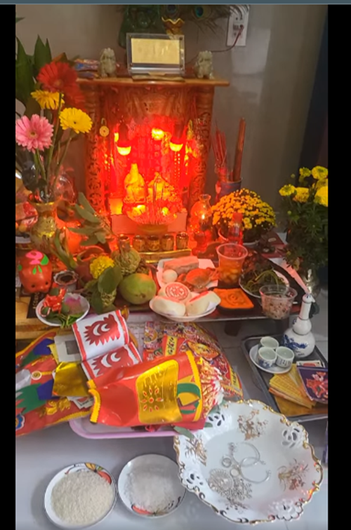 Mâm cúng ngày vía Thần Tài của nghệ sĩ Ngân Quỳnh khá đầy đủ. Ảnh: FB Ngân Quỳnh.