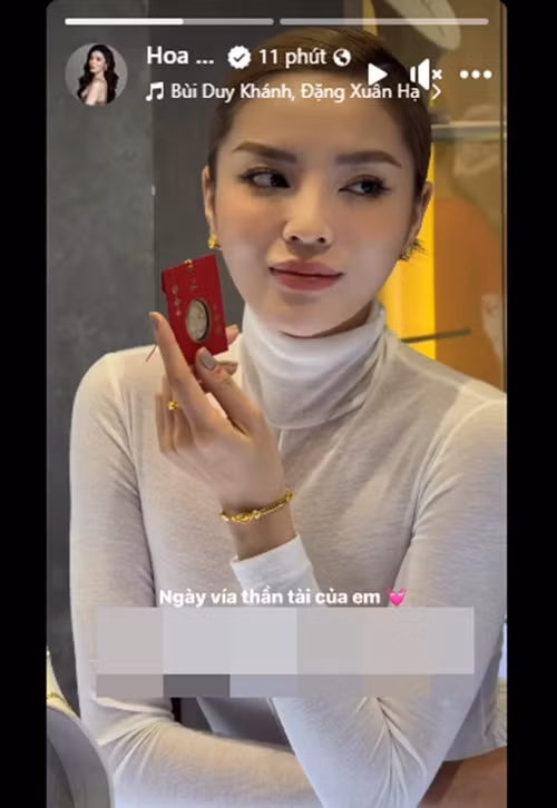 Hoa hậu Kỳ Duyên cho biết, cô mua vàng ngày vía Thần Tài để may mắn, phát tài. Ảnh: FB Kỳ Duyên.