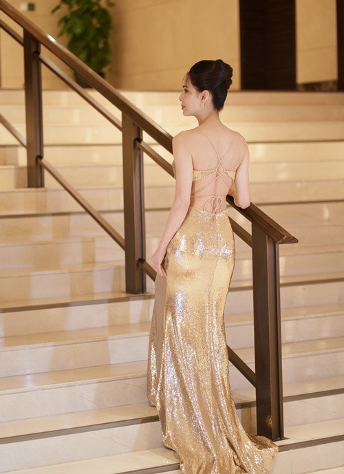 Tại các sự kiện, "Tiểu Long Nữ đẹp nhất màn ảnh" ăn mặc gợi cảm, đặc biệt chăm khoe eo.