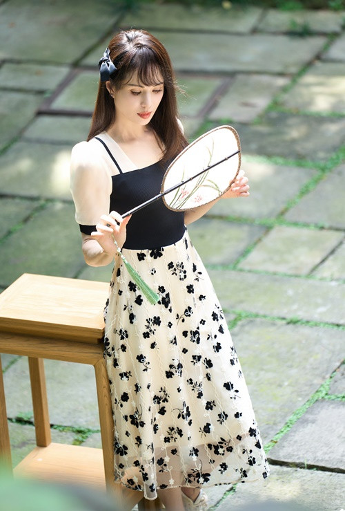 Lý Nhược Đồng sống cùng cô cháu gái tên Quân Quân.