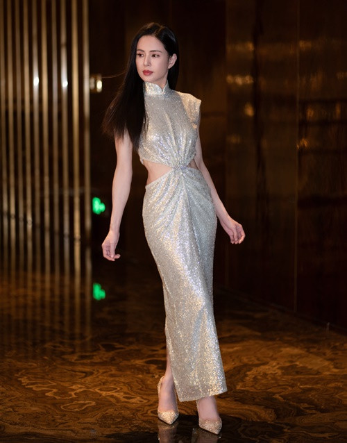 Theo VTV, Lý Nhược Đồng không ăn nhiều món mỗi ngày nhưng khẩu phần của cô không hề nhỏ. "Tôi ăn bất cứ thứ gì tôi muốn. Tôi tin vào việc kiểm soát cân nặng của mình bằng việc tập thể dục chứ không phải những gì tôi ăn", người đẹp chia sẻ.