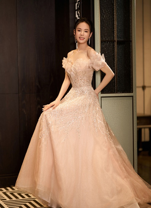 Ở tuổi 59, nữ diễn viên phim Thiên Long Bát Bộ vẫn giữ được vóc dáng mảnh mai với vòng eo 56 cm.