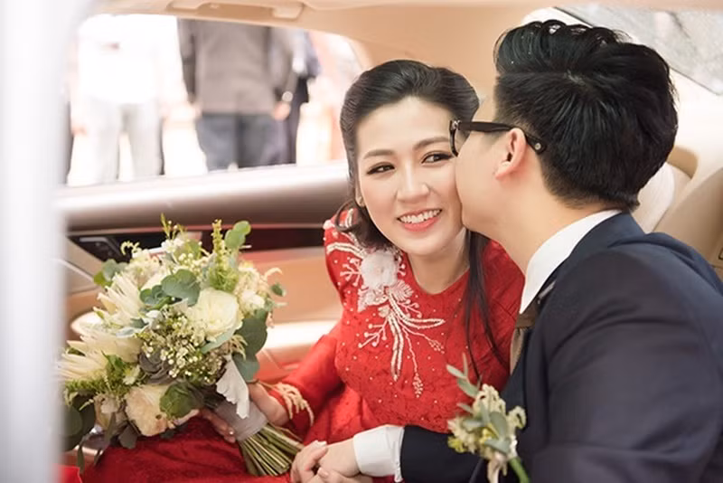 Gia Lộc tình tứ bên Tú Anh trong hôn lễ. Ảnh: Vietnamnet.