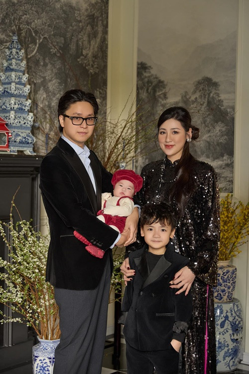 Con trai đầu lòng của Tú Anh kháu khỉnh như hot boy nhí. Nhiều khán giả khen ngợi cả gia đình nàng hậu đều đẹp. Ảnh: FB Tú Anh.