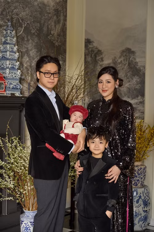 Con trai đầu lòng của Tú Anh kháu khỉnh như hot boy nhí. Nhiều khán giả khen ngợi cả gia đình nàng hậu đều đẹp. Ảnh: FB Tú Anh.