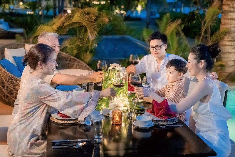 Tú Anh chia sẻ trên Dân Việt, cô được gia đình chồng yêu thương, chăm sóc. Người đẹp biết ơn khi mẹ chồng truyền đạt kinh nghiệm cho cô, giúp đỡ cô trong việc nuôi dạy và chăm sóc con. Ngoài ra, bố mẹ đẻ của Tú Anh cũng hỗ trợ nàng hậu. Ảnh: FB Tú Anh.