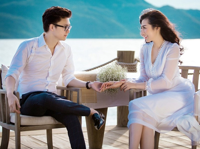 Á hậu Tú Anh và Gia Lộc bí mật hẹn hò cho đến khi sắp tổ chức đám cưới. Trước ngày lên xe hoa, nàng hậu tâm sự: "Từ những ngày đầu yêu nhau, anh vẫn thường nói với tôi rằng: "Xuất phát điểm mình đến với nhau đã không dễ dàng như nhiều cặp đôi khác". Phải chăng vì thế mà mỗi ngày trôi qua, hai đứa lại càng thấy trân trọng và yêu thương nhau nhiều hơn?". Ảnh: Dân Việt.