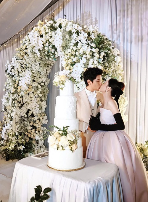Trần Kiều Ân và chồng kém cô 9 tuổi khóa môi trong đám cưới. Ảnh: Instagram Trần Kiều Ân.