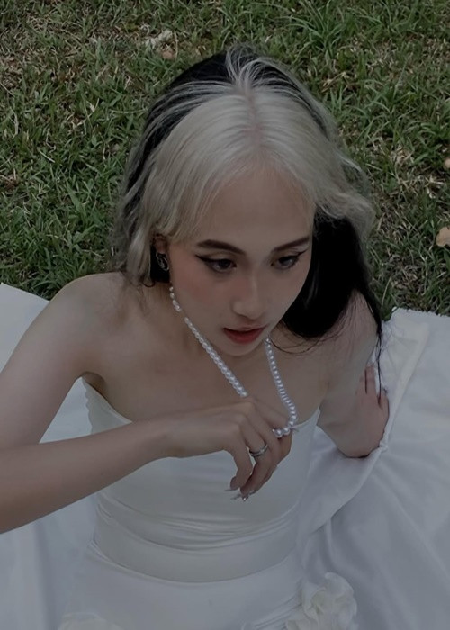 Nghi Phương đăng ảnh diện váy cúp ngực. Ảnh: Instagram Bùi Hà Nghi Phương.