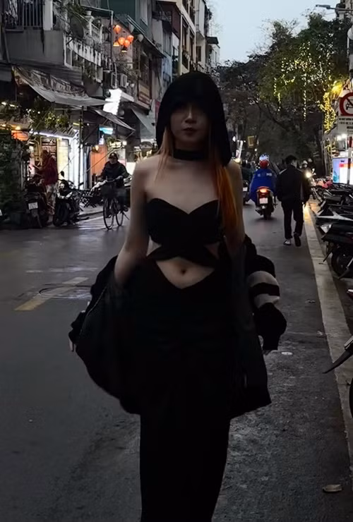 Con gái Phương Thanh trải lòng: "Tôi còn trẻ, cá tính mạnh nên thích thể nghiệm nhiều phong cách. Họ bình luận về ngoại hình, gia đình tôi, nói 'mẹ nào con nấy', tiêu cực lắm! Tôi không hiểu sao người ta có thể nói như vậy". Ảnh: Instagram Bùi Hà Nghi Phương.