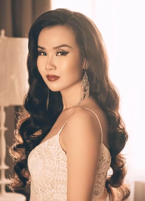 Võ Hạ Trâm từng chia sẻ, khi đi một mình ra Quy Nhơn biểu diễn, cô bị bầu show giở trò sàm sỡ ngay tại khách sạn. Ảnh: FB Võ Hạ Trâm.