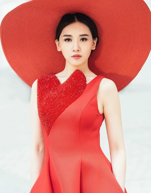 "Hồi nhỏ mình chắc cỡ 16-17 tuổi. Có bạn thân (nam) nựng má của mình xong mình chửi sấp cái mặt. Rồi lúc 25 tuổi, một bạn nam khác nựng mình trên cầu thang cuốn. Tôi la làng: Đang làm gì vậy? Bạn là gì của tôi mà đụng tới người tôi vậy?", Hari Won viết trên trang cá nhân. Ảnh: FB Hari Won.