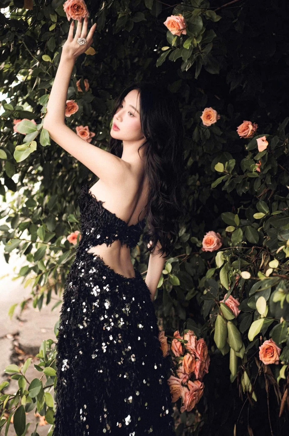 Trước Đèn âm hồn, Diễm Trang từng góp mặt trong dự án điện ảnh khác là Cám (Trần Hữu Tấn), ra mắt hồi tháng 9/2024. Tuy nhiên, người đẹp chỉ hóa thân vai phụ với thời lượng lên hình ít ỏi, chưa để lại nhiều dấu ấn. Diễm Trang sinh năm 2000, quê tại Bến Tre. Cô tốt nghiệp khoa Du lịch và Việt Nam học tại Đại học Nguyễn Tất Thành (TP.HCM), sau đó rẽ hướng theo đuổi diễn xuất.