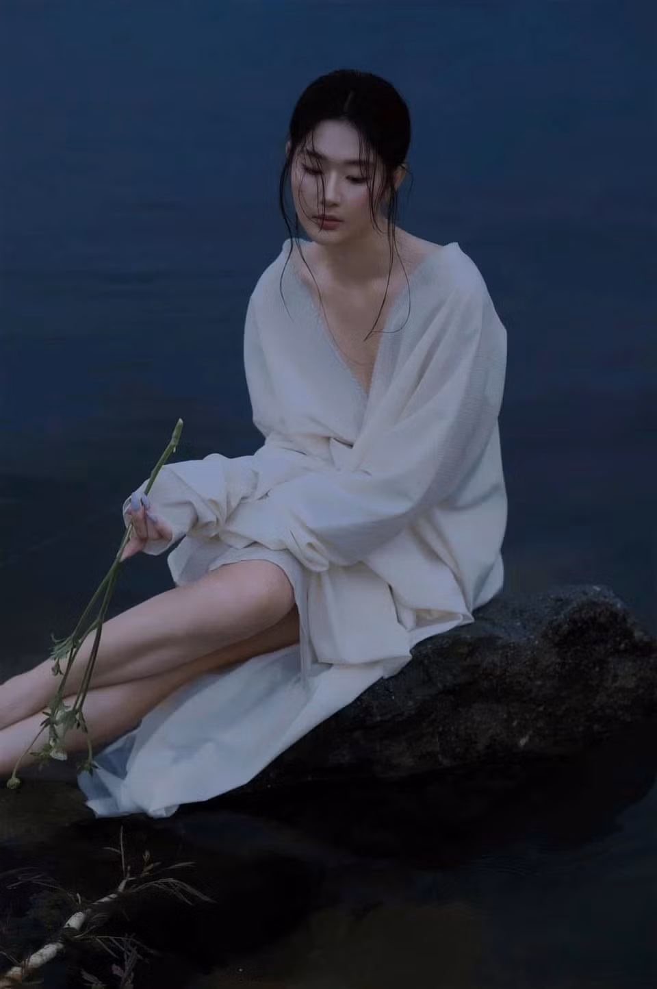 Diễm Trang sở hữu gương mặt đậm nét Á Đông, đường nét hài hòa, thanh tú. Ngoài diễn xuất, cô còn là người mẫu thời trang tự do. Trên mạng xã hội, người đẹp thường xuyên chia sẻ những khoảnh khắc cuộc sống thường ngày hay công việc. Cô nàng cũng đăng tải nhiều bộ ảnh với phong cách riêng. Ngoài ra, nữ chính Đèn âm hồn còn sở hữu một kênh TikTok, với hơn 160 nghìn lượt theo dõi.