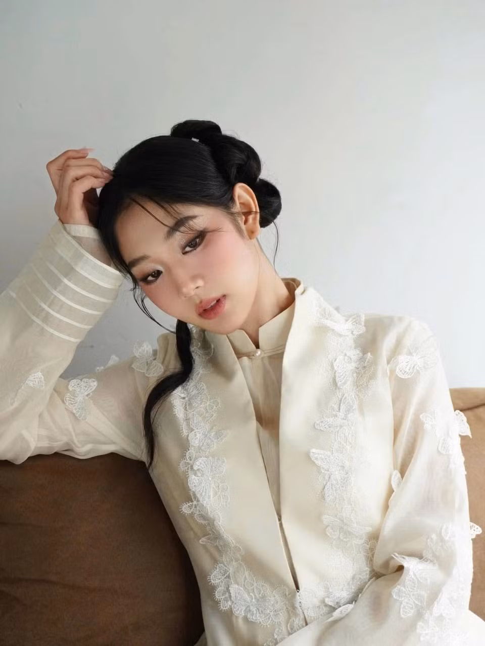 Vai Thương của Diễm Trang bị cho là một trong số “hạt sạn” lớn nhất phim, một phần do hạn chế, lỗ hổng trong cách xây dựng nhân vật. Dù miệng nói nhớ chồng, cô lại tỏ ra hờ hững khi anh trở về sau khoảng thời gian dài không gặp. Khi bị Định đuổi ra khỏi nhà, Thương chẳng rơi nổi một giọt nước mắt nhưng sau đó lại nức nở khi linh hồn sang thế giới khác. Cô tổn thương, tuyệt vọng vì chồng hiểu lầm, nhưng ngay sau khi anh thuyết phục “hãy nghĩ về con” đã có thể hồi tâm chuyển ý... Những mâu thuẫn trong suy nghĩ, tính cách khiến người xem khó đồng cảm với hành trình của nhân vật.