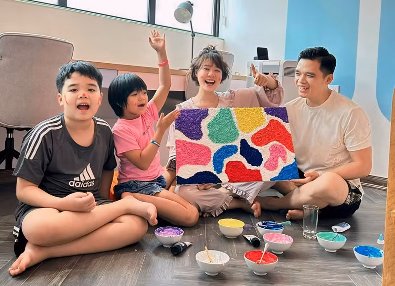 Cả gia đình Kim Ngọc hào hứng vẽ tranh cùng nhau. Ảnh: FB Hoàng Kim Ngọc.