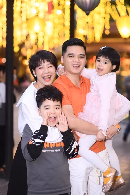 Kim Ngọc cho biết, hai con của cô rất hiếu động nhưng thường xuyên trò chuyện, chia sẻ với mẹ mọi điều. Ảnh: FB Trọng Tuyến.