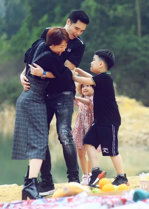Vợ chồng Kim Ngọc tham gia nhiều hoạt động cùng các con. Ảnh: FB Hoàng Kim Ngọc.