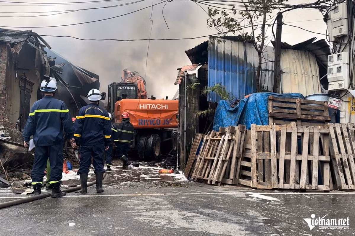 Cháy lớn tại cơ sở sản xuất cồn ở Hà Nội - Hình 2 Chay lon tai co so san xuat con o Ha Noi-Hinh-2
