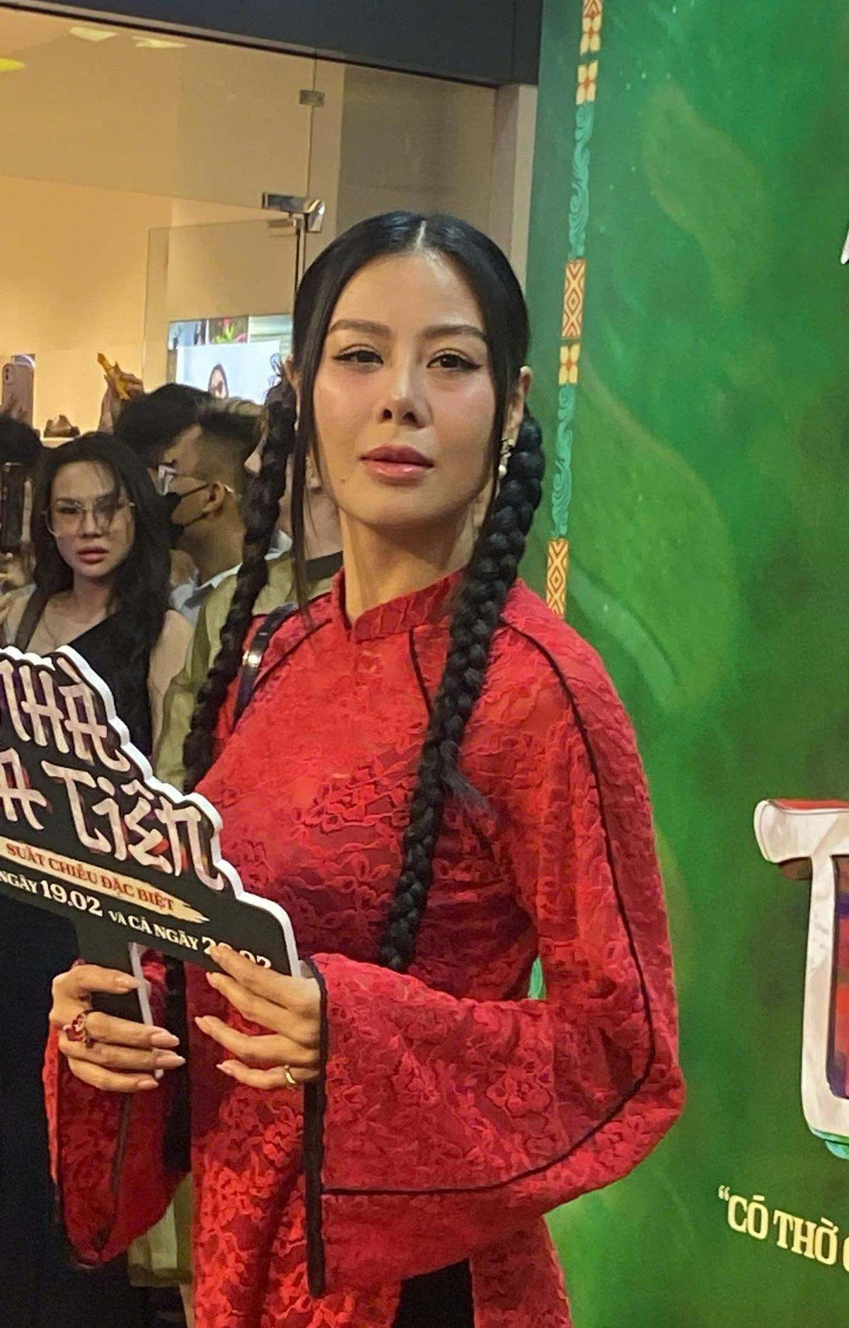 Tuy nhiên, nữ diễn viên 8X gây tranh cãi dữ dội khi những góc quay cận cảnh được lan truyền. Dưới ánh đèn flash, trang phục của Nam Thư trở nên táo bạo hơn bao giờ hết vì lộ nội y, nguyên nhân xuất phát từ chất liệu ren xuyên thấu của bộ áo dài.