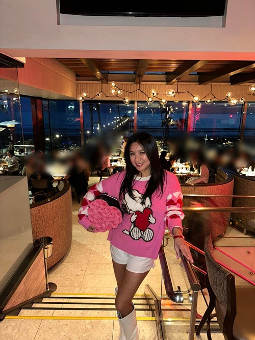 Dịp Valentine 2025, Y Phụng đăng ảnh nhận hoa hồng, ăn tối lãng mạn cùng chồng con. Ảnh: FB Y Phụng.